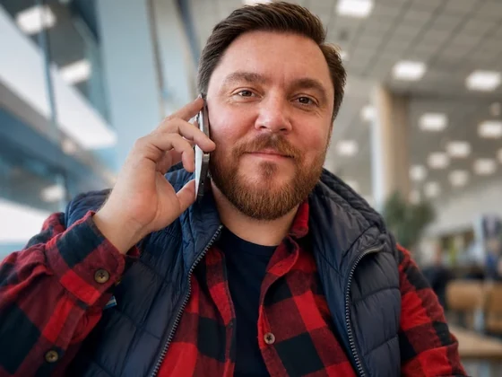 Кирилл Маковеев проводит консультацию по телефону
